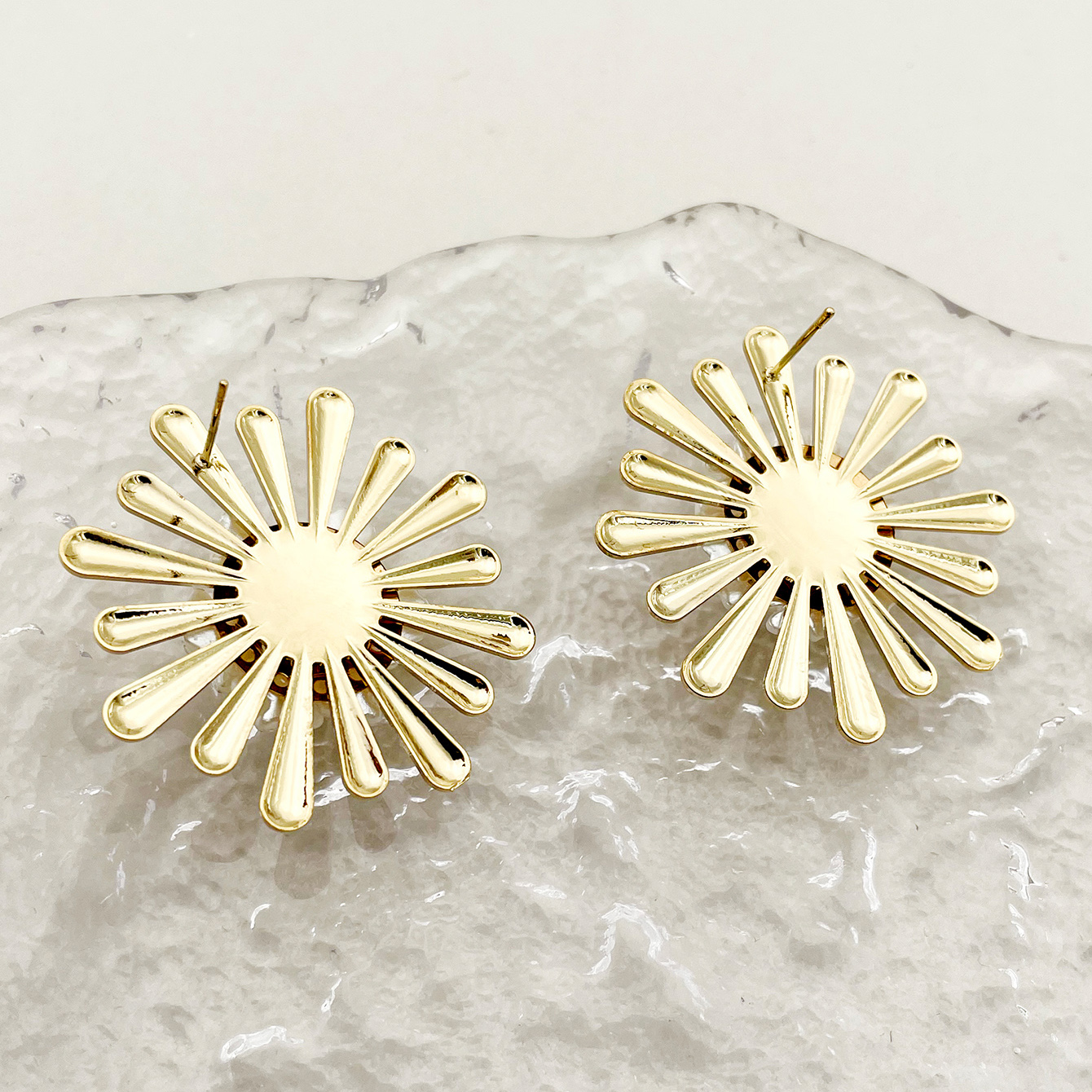 Waterproof Non Tarnish Flowers Stud Earrings For Women In 304 Stainless Steel With Real Gold Plated PVD Coating And Shell Inlay 2