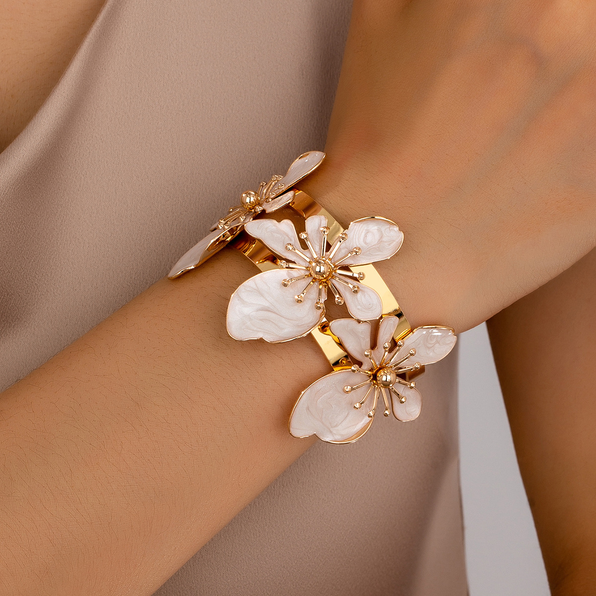Elegant Simple Design Fresh Sweet Gold Enamel Craft Flower Open Hand Bracelet Alloy Material Minimalist Style Plated Flowers