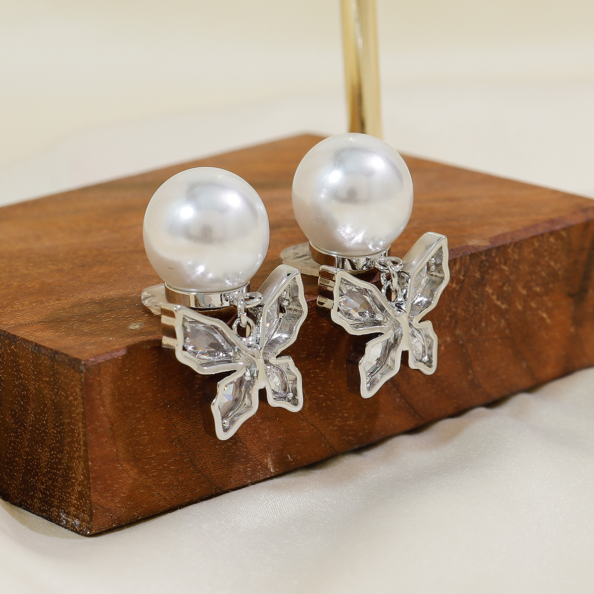Butterfly Earrings For Women With Pearl Inlay, Copper Material, And Water Plating Gold Plated Bezel Setting 5