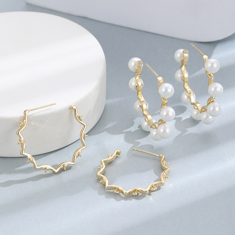 C Shape Earrings For Women With Copper Ear Pins, Electroplated And 18K Real Gold Plated Featuring Artificial Pearl Inlay 3