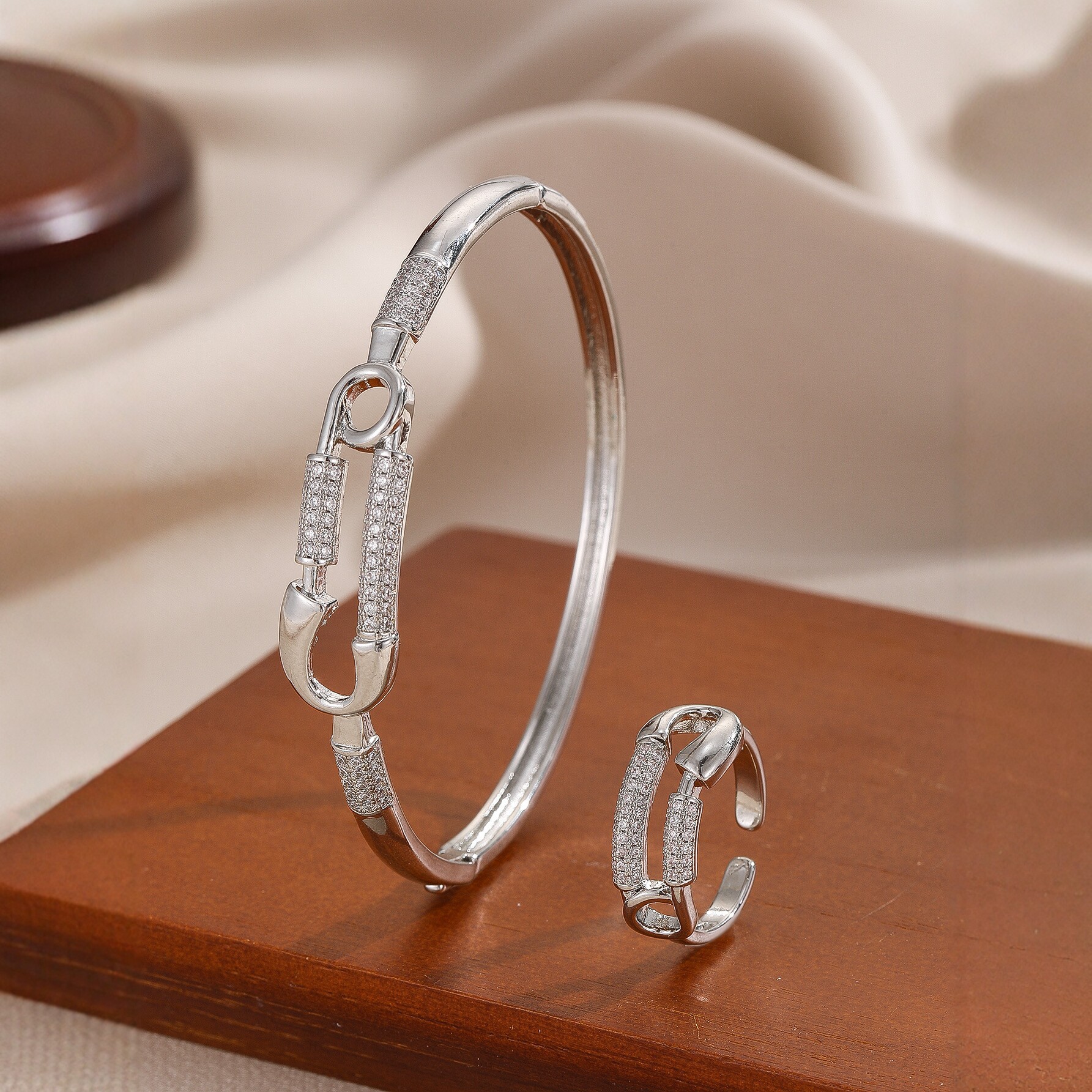 Splicing Copper Bangle With Electroplated Gold Plating In Simple Style 3