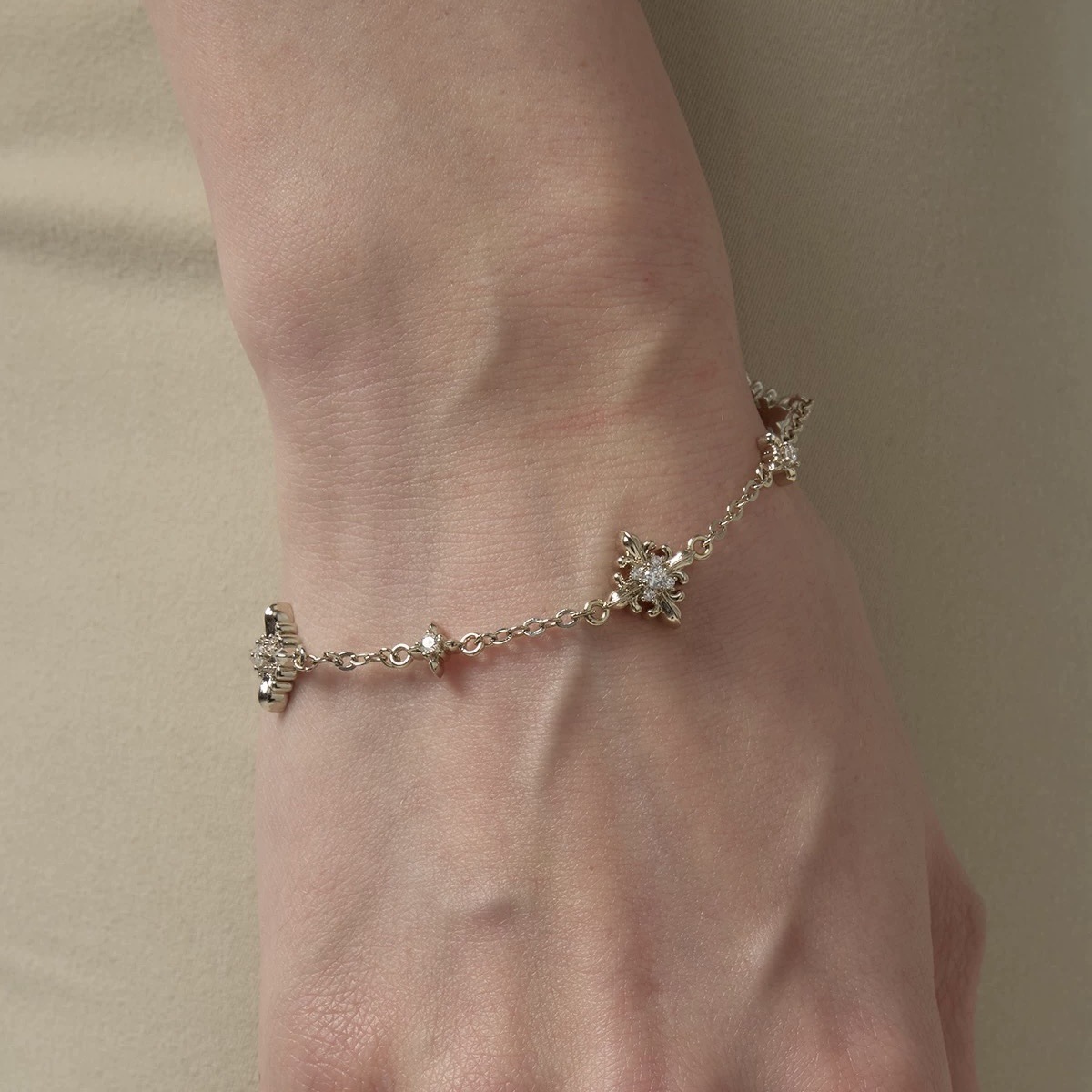 Maillard Style Copper Flowers Bracelet For Women In Silver, Perfect For Travel 4
