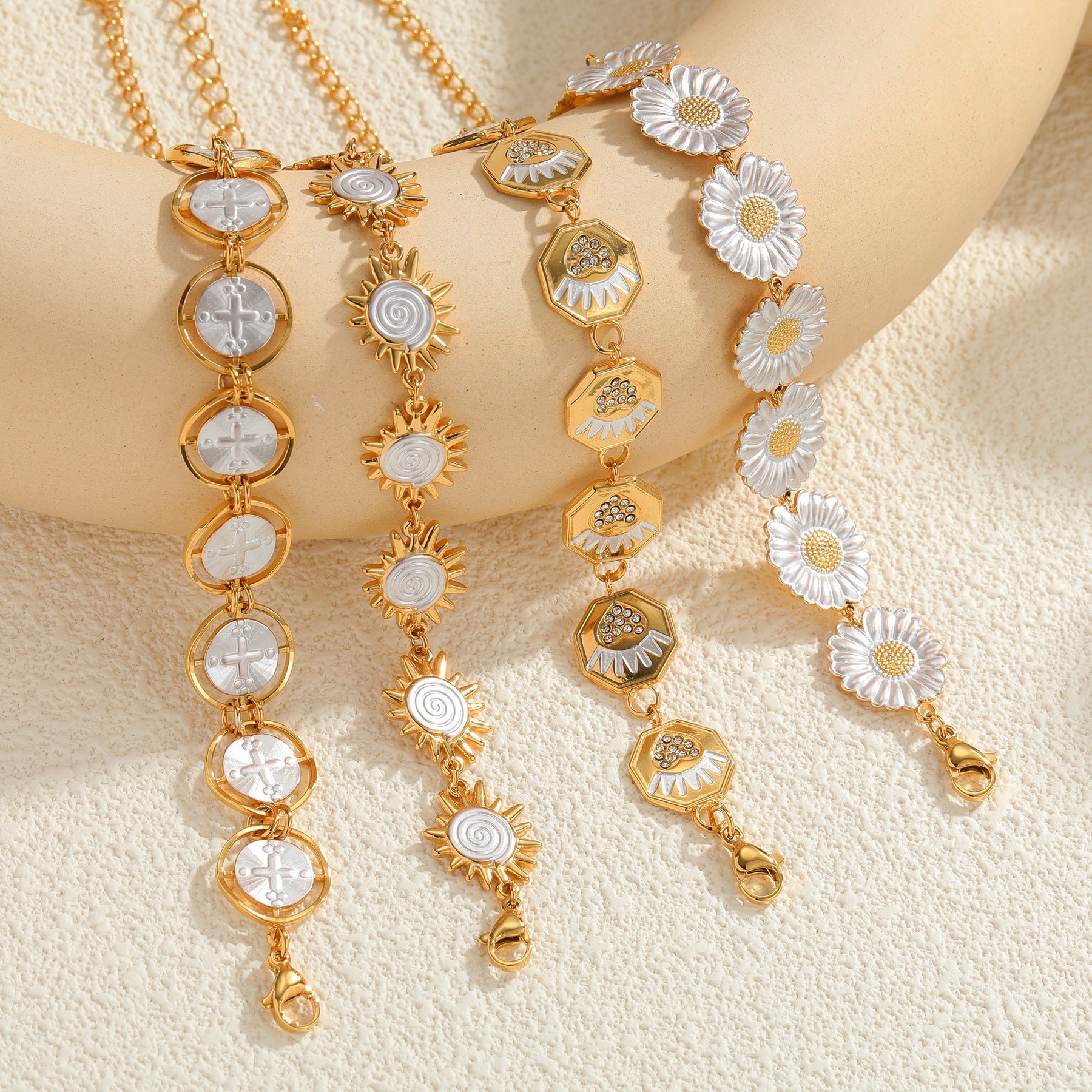 Daisy Bracelet For Women In 304 Stainless Steel With 18K Real Gold Plated Electroplated Finish