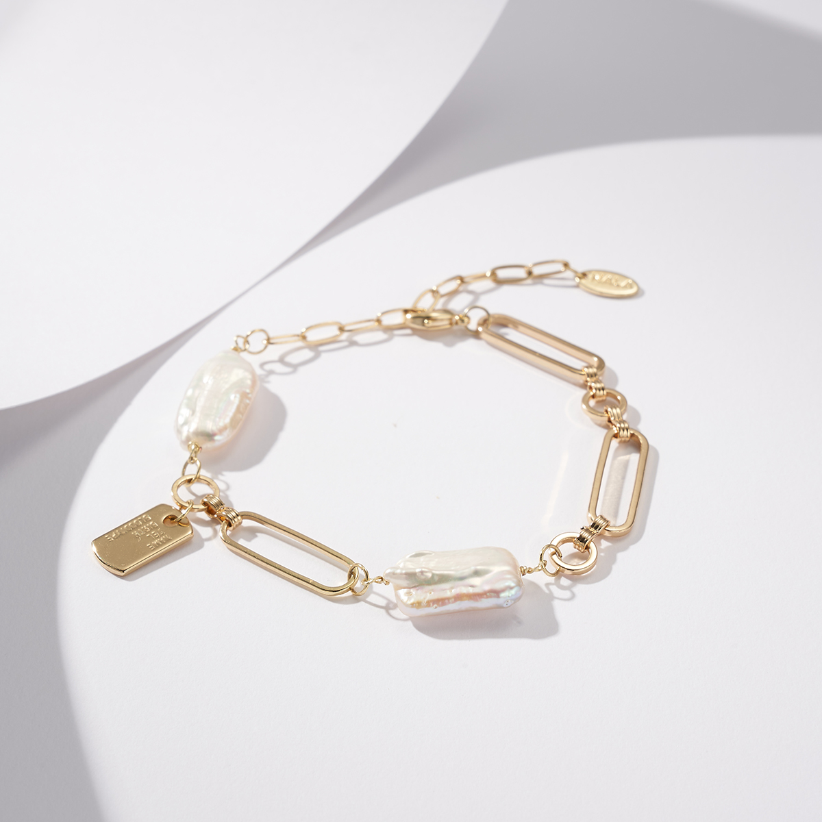 Three-dimensional Geometric Bracelets For Women With Freshwater Pearl Inlay And Golden Plated Copper Featuring Paperclip Chain