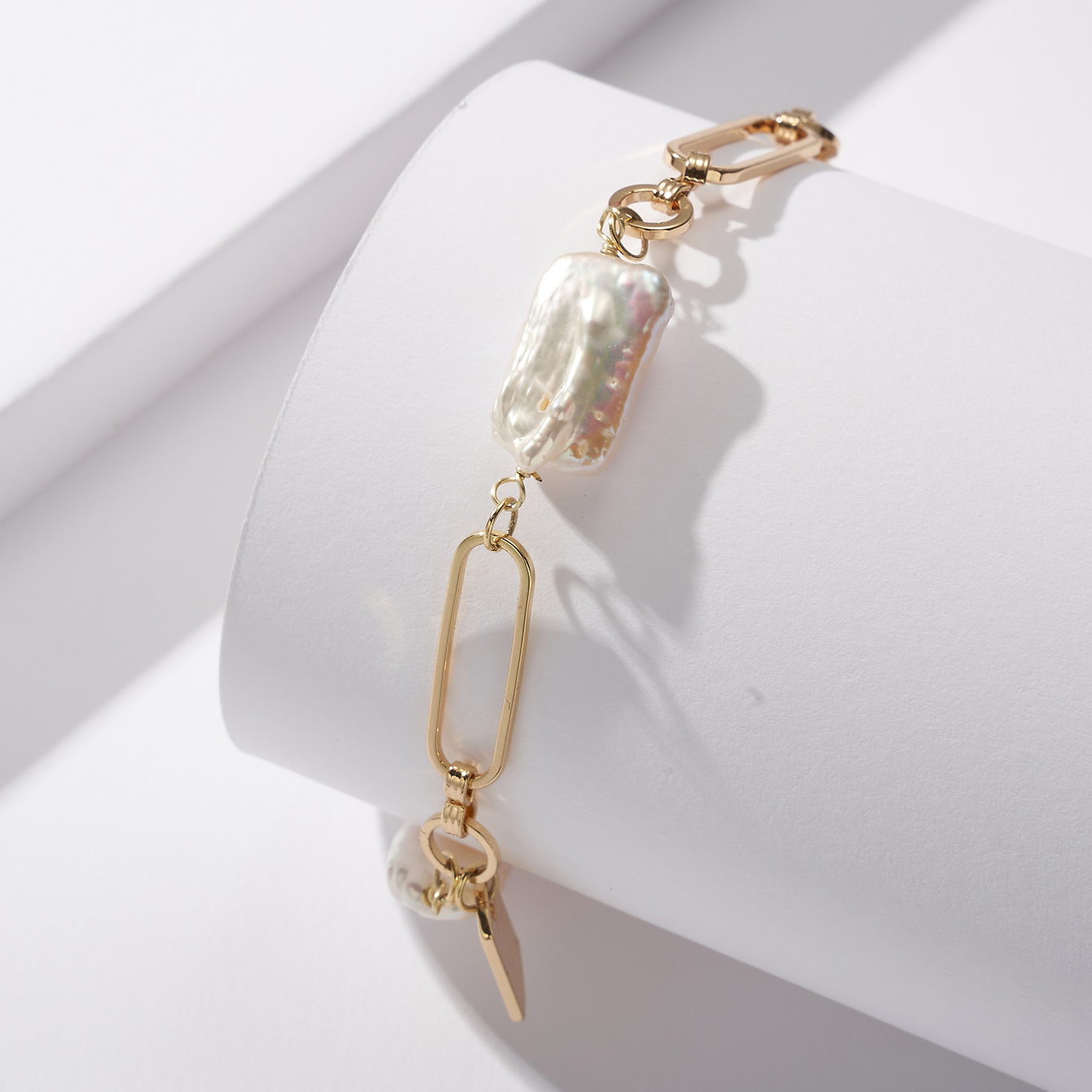 Three-dimensional Geometric Bracelets For Women With Freshwater Pearl Inlay And Golden Plated Copper Featuring Paperclip Chain 3