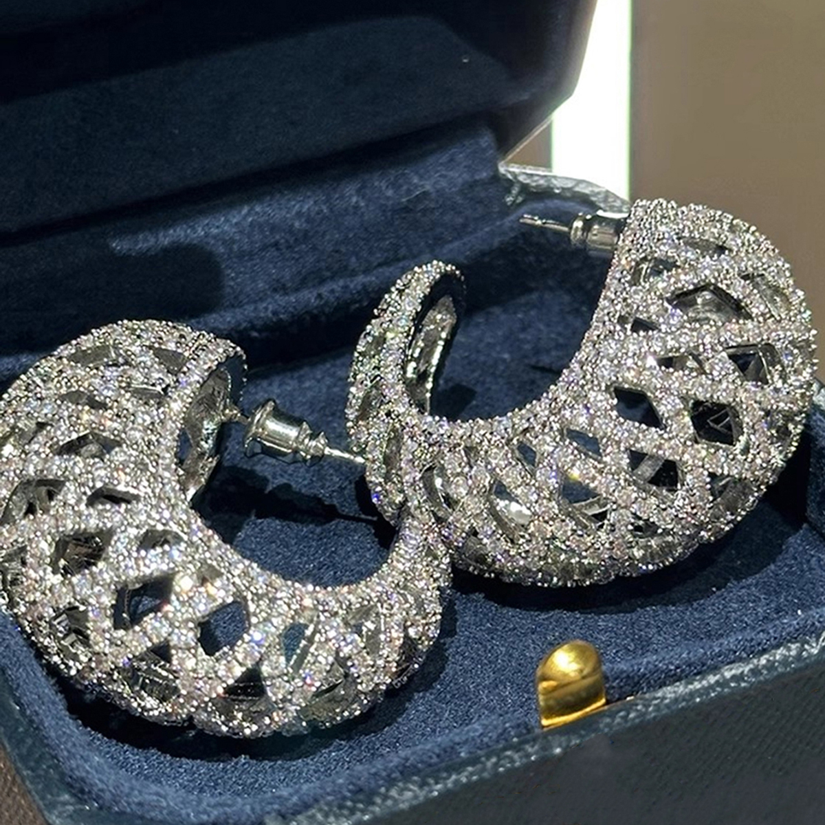 Geometric Claw Setting Earrings In Copper With White K Water Plating And 0.03µm Thickness Featuring Zircon Inlay 2