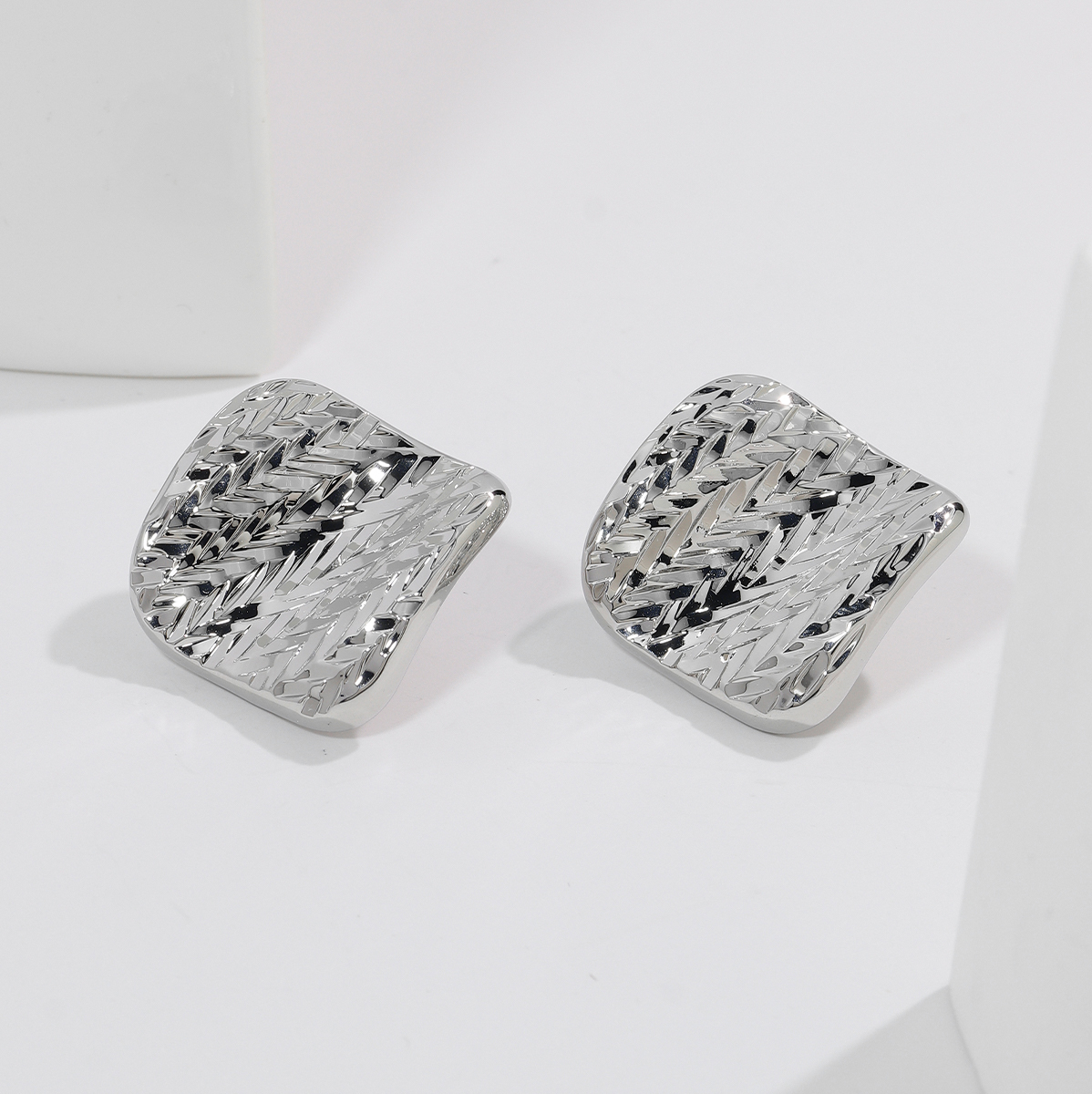 Geometric Electroplated Copper Stud Earrings For Women With 0.03µm Water Plating Thickness 2