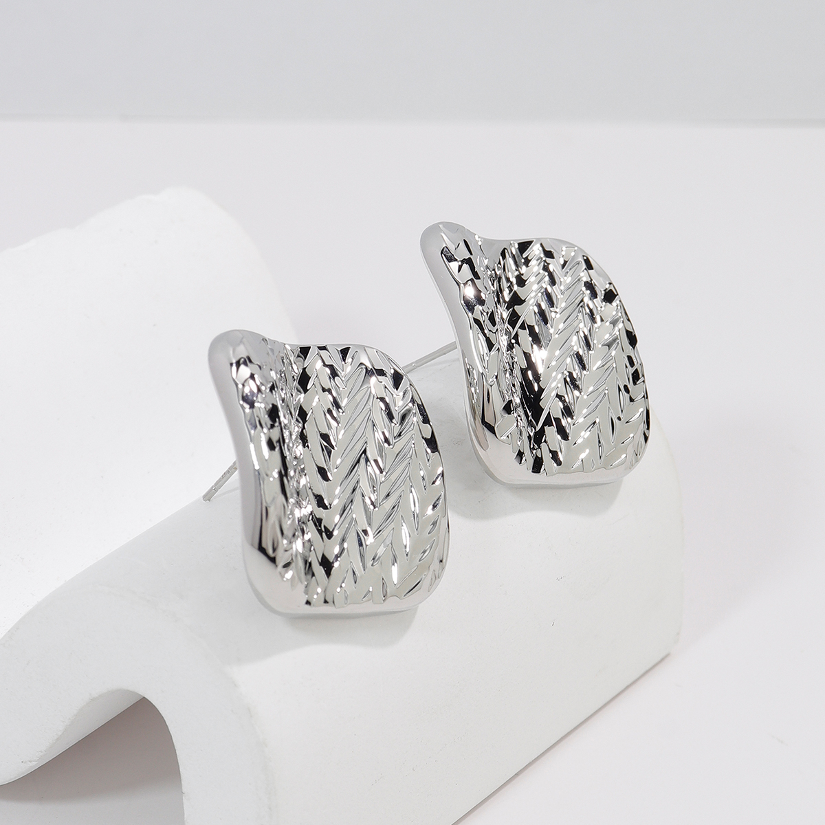 Geometric Electroplated Copper Stud Earrings For Women With 0.03µm Water Plating Thickness 3