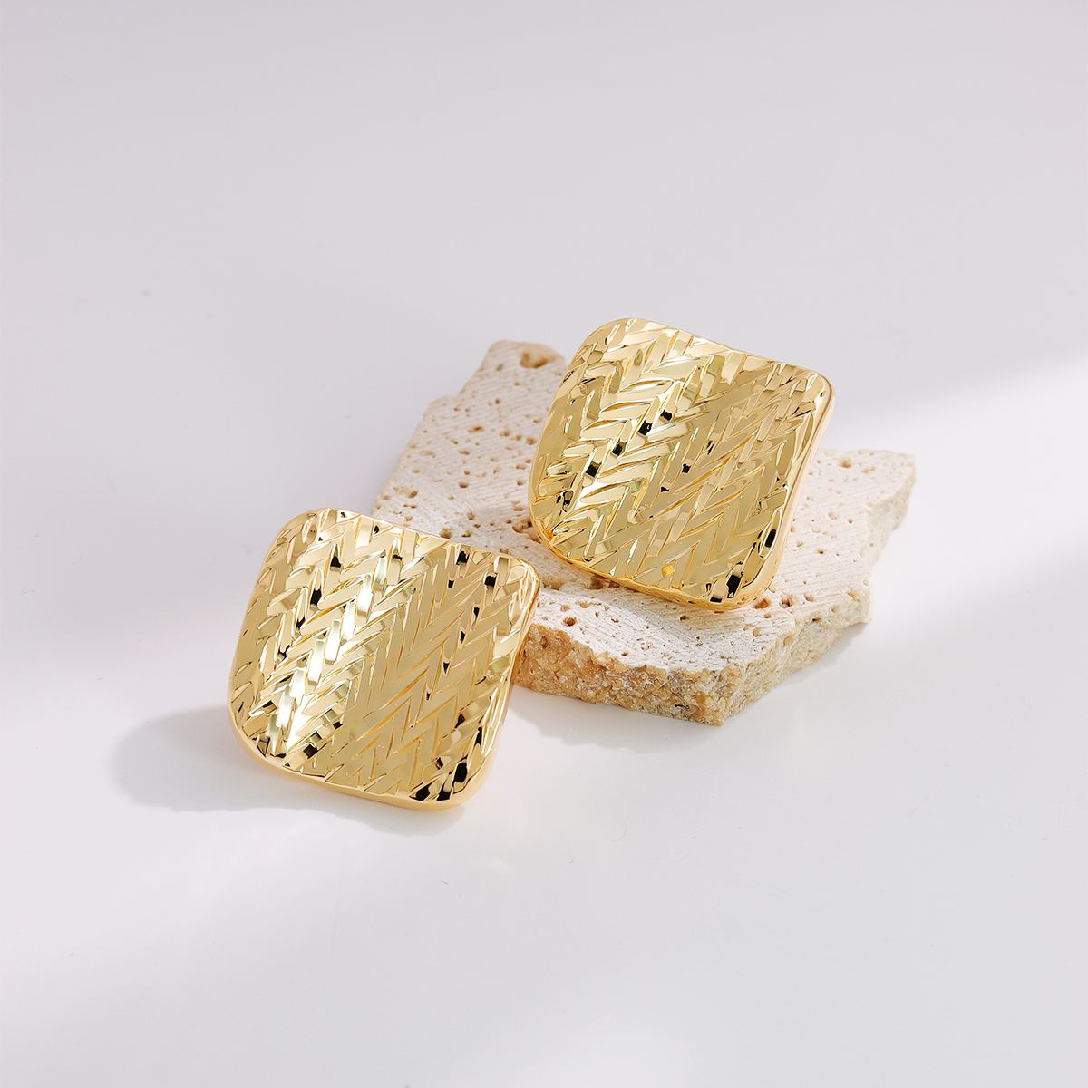 Geometric Electroplated Copper Stud Earrings For Women With 0.03µm Water Plating Thickness 5