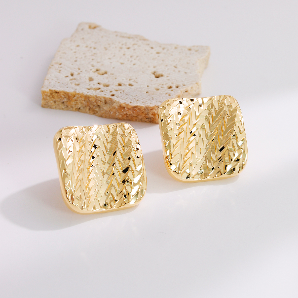 Geometric Electroplated Copper Stud Earrings For Women With 0.03µm Water Plating Thickness 6