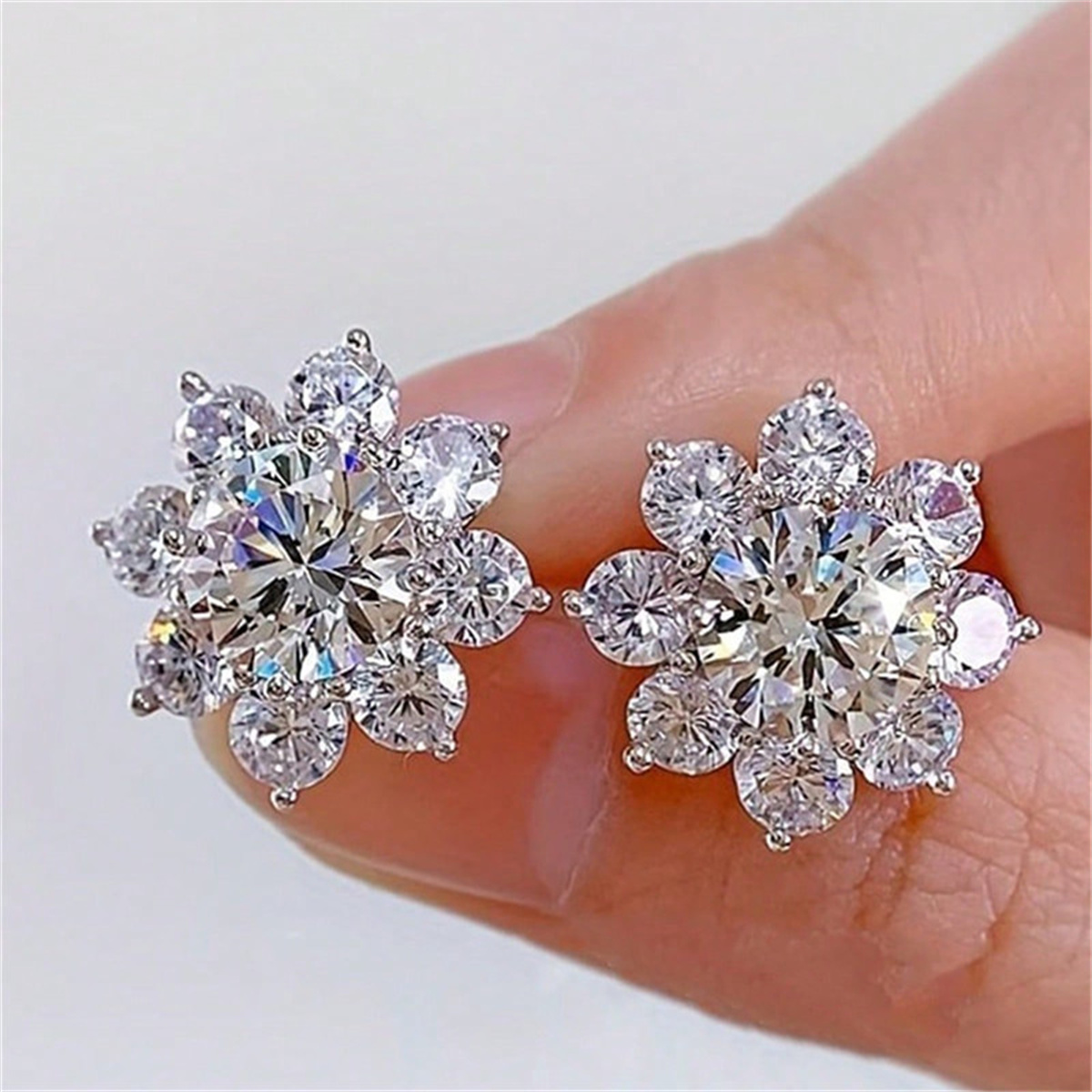Geometric Stud Earrings With Claw Setting In Copper Featuring 0.03µm KC Golden Water Plating And Zircon Inlay