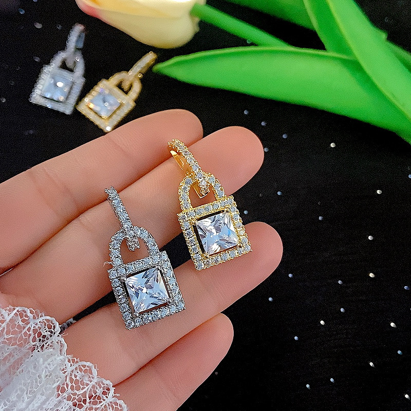 Golden Plated Simple Style Stud Earrings For Women With Zircon Inlay And Bezel Setting Lock 2