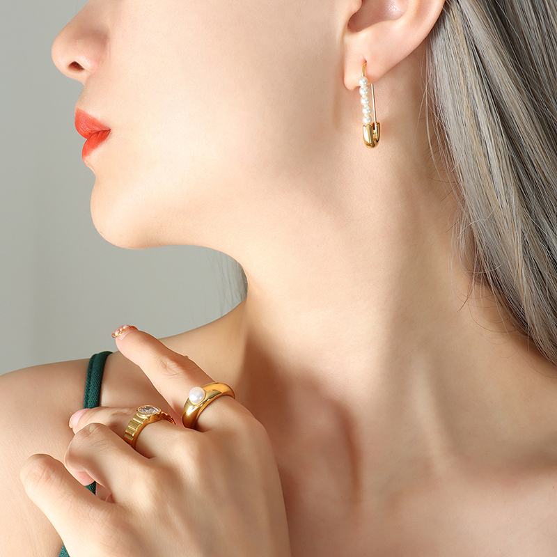 Women’s Waterproof Paper Clip Hoop Earrings In 304 Stainless Steel With PVD Gold Plating And Pearl Inlay 4