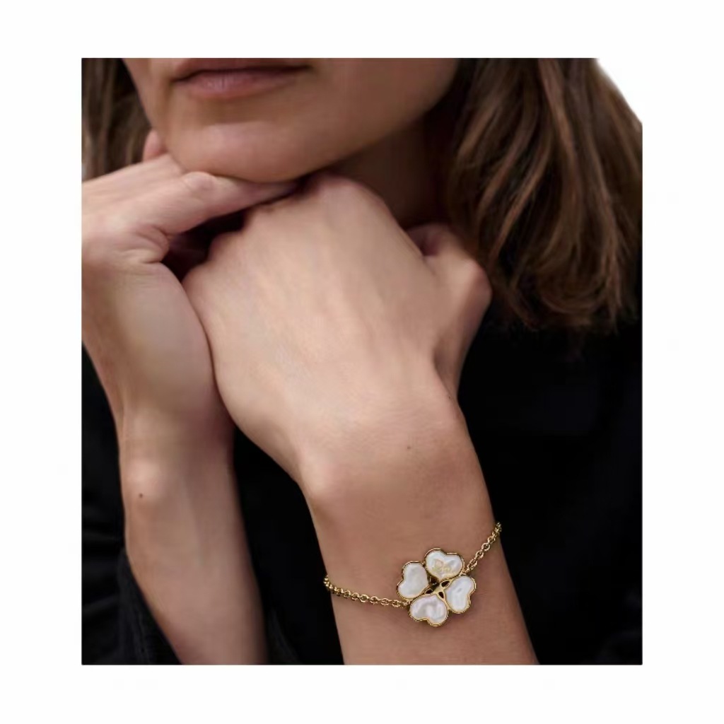 Lucky Heart Bracelet For Women With Copper Chain And Real Gold Plated Mother-of-Pearl Shell Pendant 3