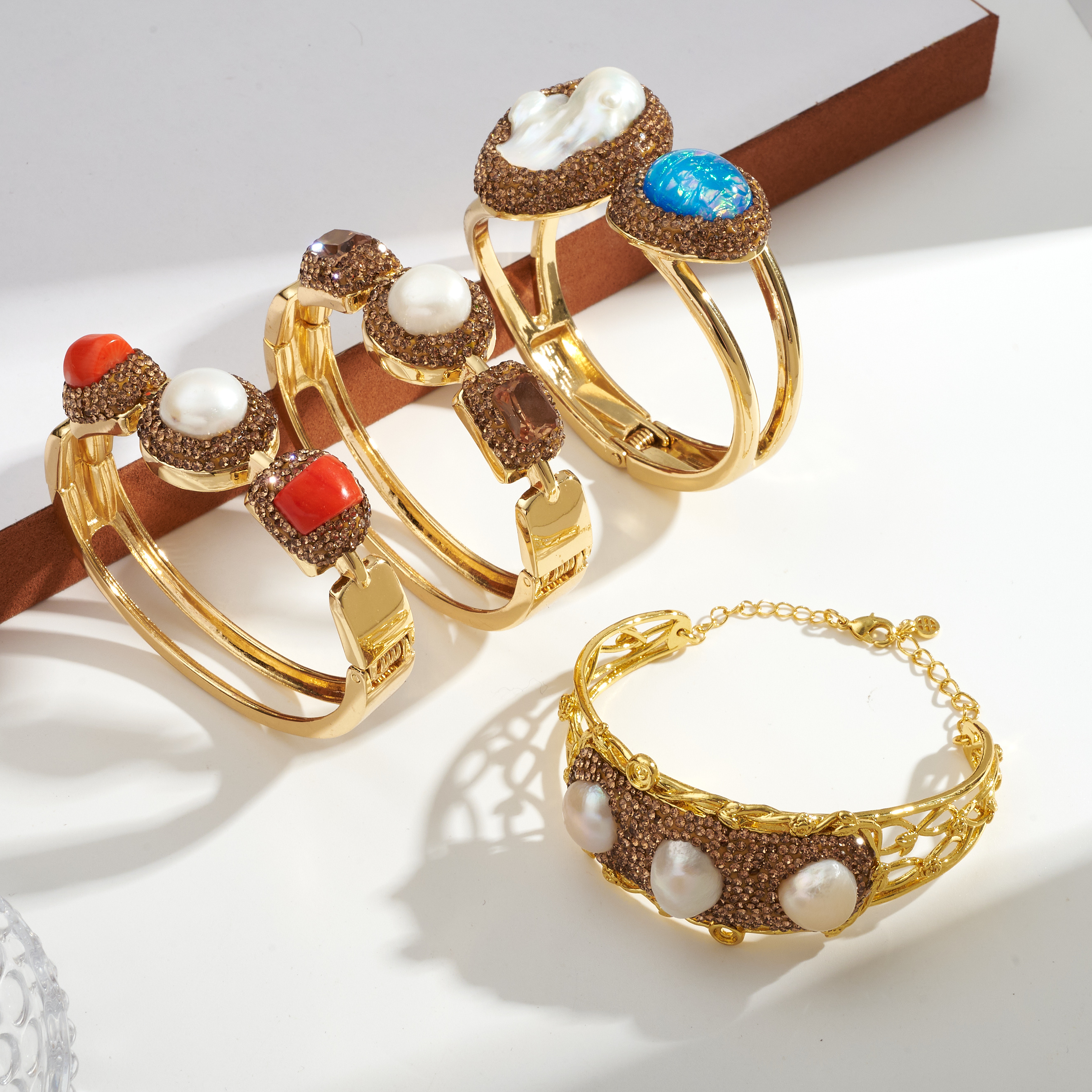 Oval Inlay Bangle For Women In Copper With 18K Real Gold Plated Water Plating And Pearl Inlay