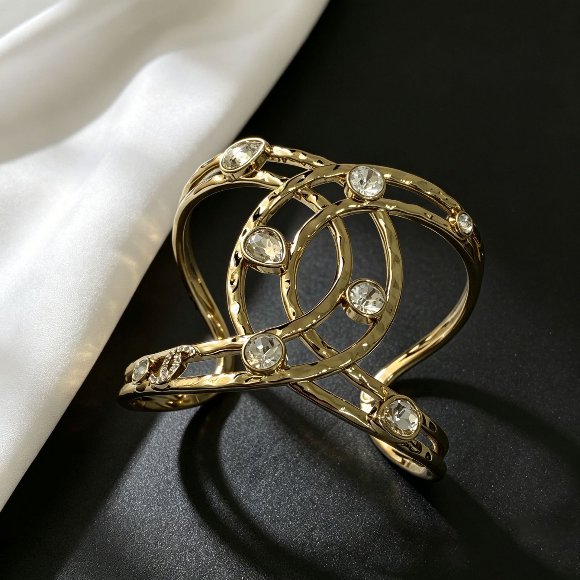 Oval Inlay Bangle Featuring Rhinestones, Electroplated Copper Construction For Elegant Style