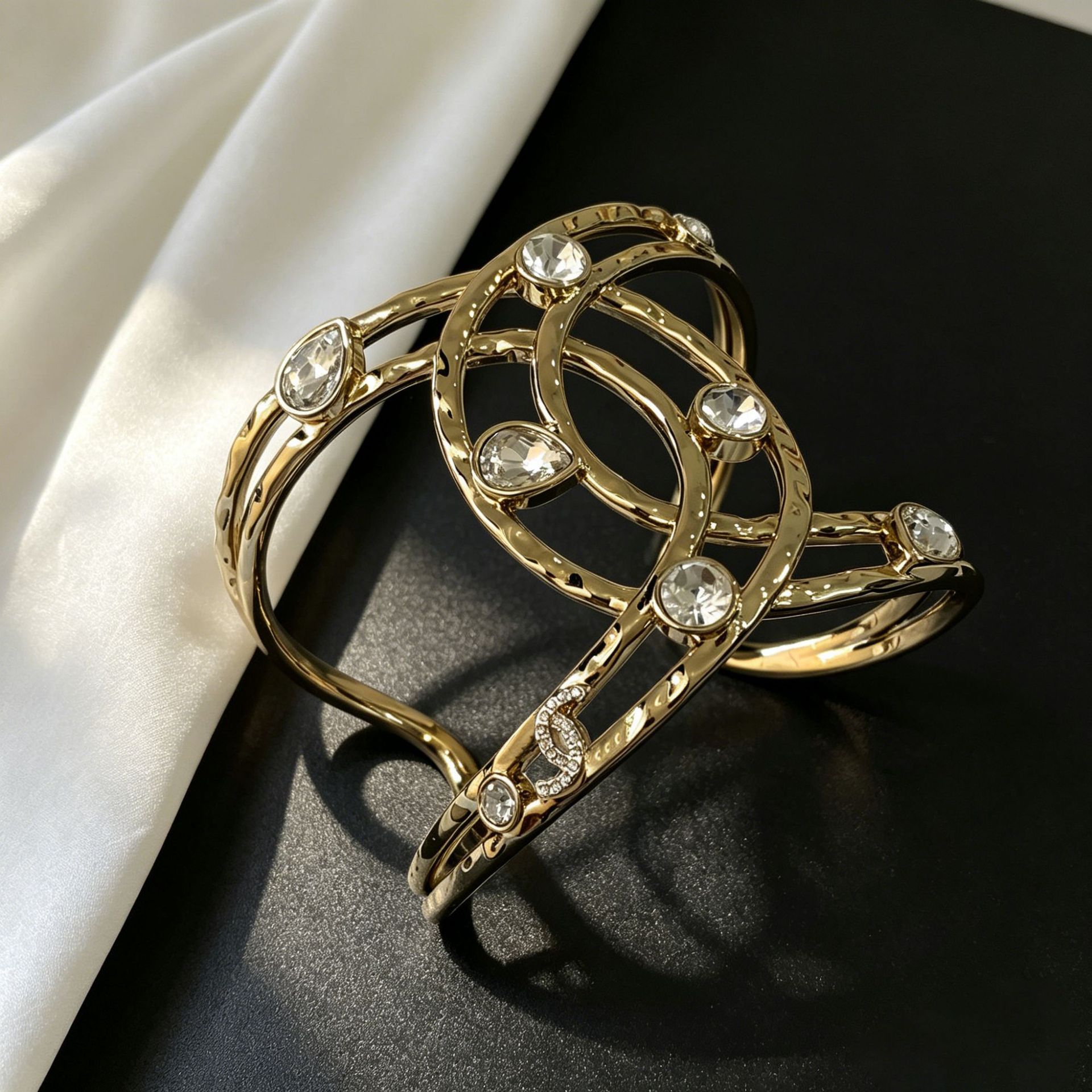 Oval Inlay Bangle Featuring Rhinestones, Electroplated Copper Construction For Elegant Style 3