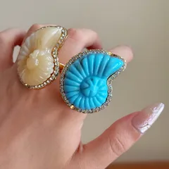 Bohemian Green Metal Shell Ring For Women Featuring Electroplated Gold Finish With Rhinestone Inlay 2