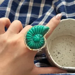 Bohemian Green Metal Shell Ring For Women Featuring Electroplated Gold Finish With Rhinestone Inlay 3