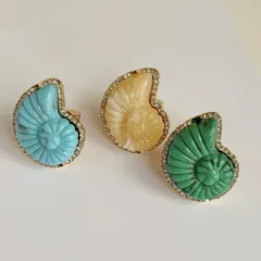 Bohemian Green Metal Shell Ring For Women Featuring Electroplated Gold Finish With Rhinestone Inlay 4