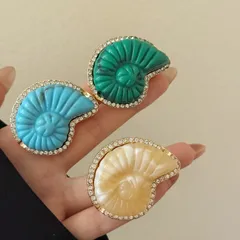 Bohemian Green Metal Shell Ring For Women Featuring Electroplated Gold Finish With Rhinestone Inlay 5