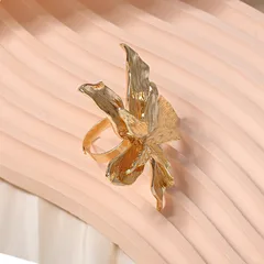 Exaggerated Gold Flowers Ring For Women In Zinc Alloy Featuring Electroplated Craftsmanship 3