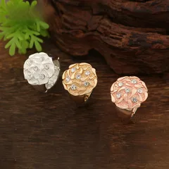Gold Rose Ring For Women With Enamel Craftsmanship And Rhinestone Inlay, Made Of Durable Zinc Alloy
