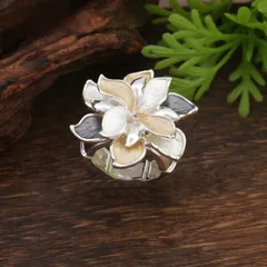 Handmade Flowers Ring For Women In Colour Zinc Alloy 2