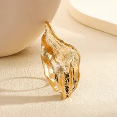 Leaves Pattern Ring For Women, 1 PCS Package, Alloy Material With Golden Plated Coating 0.03µm-0.05µm, Inlaid With Artificial Pearl 3