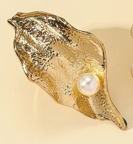 Leaves Pattern Ring For Women, 1 PCS Package, Alloy Material With Golden Plated Coating 0.03µm-0.05µm, Inlaid With Artificial Pearl 5