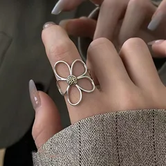 Niche Design Exaggerated Daisy Flower Ring Women's Simple High-end Open Ring Fashionable All-match Finger Ring Fashion