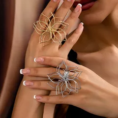 Retro Silver Alloy Flowers Ring For Unisex Featuring Elegant Design