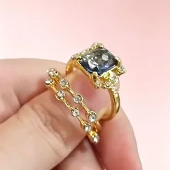 Round Unisex Alloy Ring For Everyday Wear Featuring Golden Plated Finish With 0.03µm-0.05µm Thickness And Rhinestone Inlay