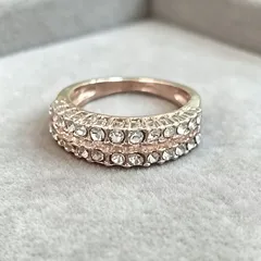 Round Unisex Alloy Ring For Everyday Wear With Golden Plated Finish And Rhinestone Inlay, Featuring 0.03µm-0.05µm Plating Thickness