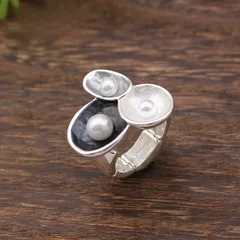 Silver Flowers Ring For Women With Enamel Craft And Imitation Pearl Inlay, Made Of Zinc Alloy 2