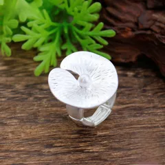 Silver Plated Zinc Alloy Flowers Ring For Women With Enamel Craftsmanship In Silver