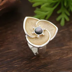 Simple Style Yellow Flowers Ring For Women In Zinc Alloy With Mother-of-pearl Shell Inlay