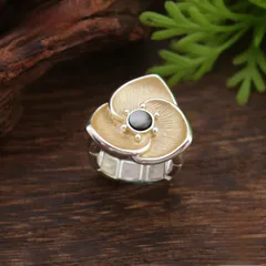 Simple Style Yellow Flowers Ring For Women In Zinc Alloy With Mother-of-pearl Shell Inlay 2