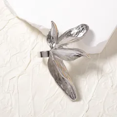 Vintage Style Gold Leaves Ring For Women In Zinc Alloy Featuring Three-Dimensional Craftsmanship 2