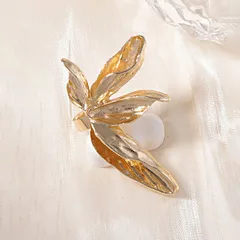 Vintage Style Gold Leaves Ring For Women In Zinc Alloy Featuring Three-Dimensional Craftsmanship 3