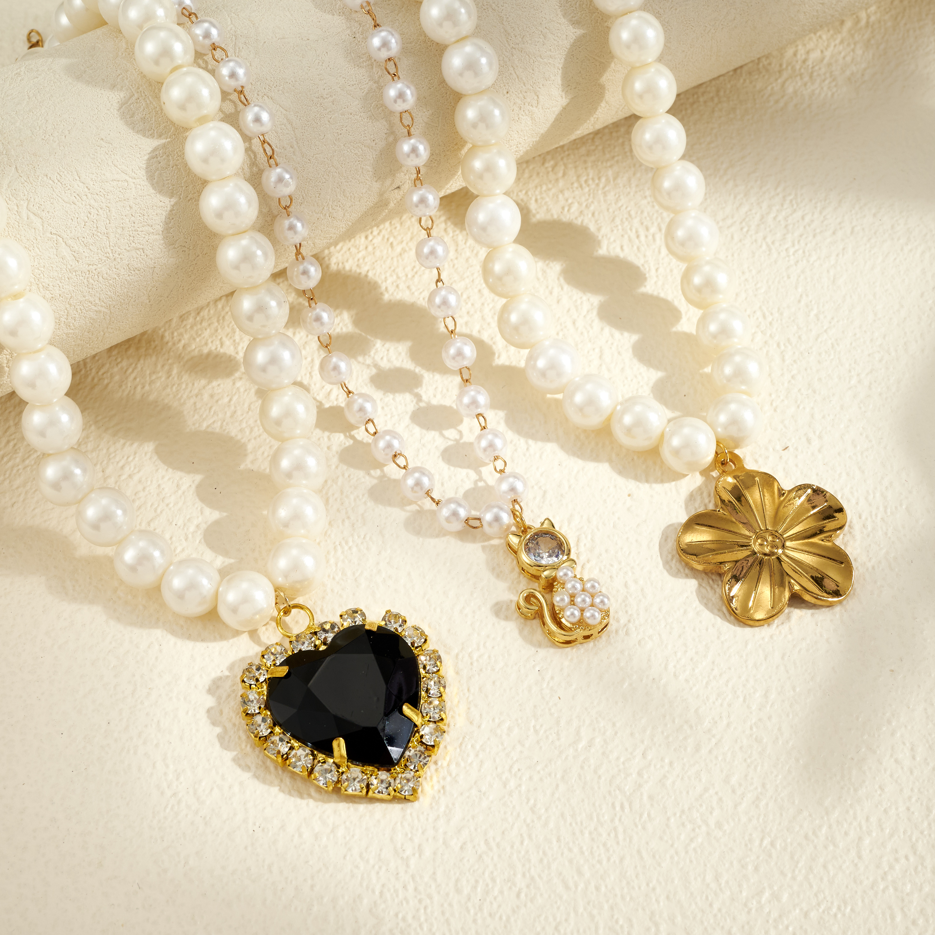 Polished Heart Shape Necklace For Women With 18K Gold Plated Copper And Imitation Pearl Inlay On Beaded Chain Featuring Water Plating