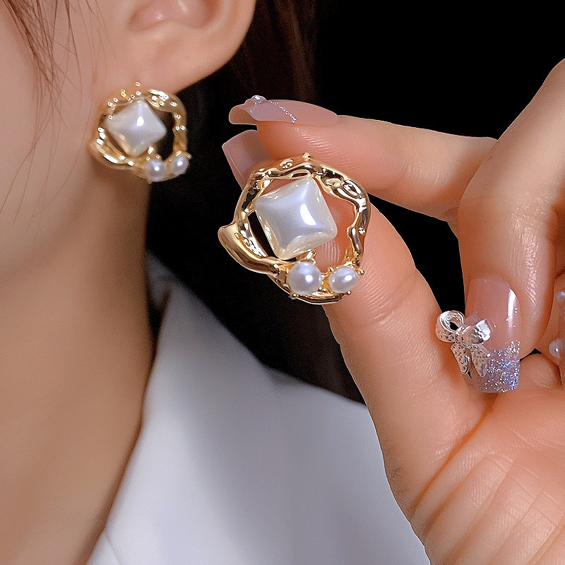 Retro Irregular Golden Stud Earrings For Women In Copper With Electroplated Finish And Pearl Inlay