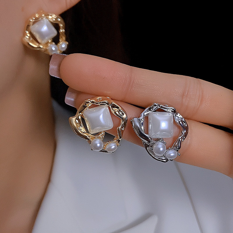 Retro Irregular Golden Stud Earrings For Women In Copper With Pearl Inlay Featuring Electroplated Finish