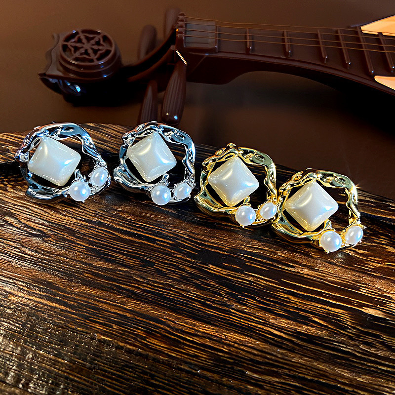 Retro Irregular Golden Stud Earrings For Women In Copper With Electroplated Finish And Pearl Inlay 2
