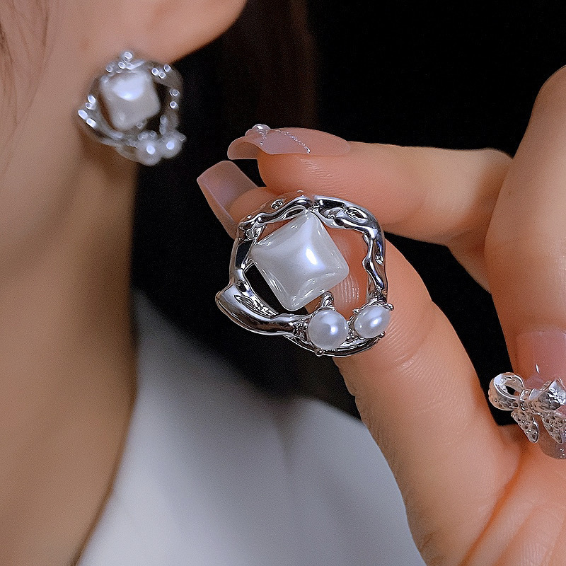Retro Irregular Golden Stud Earrings For Women In Copper With Electroplated Finish And Pearl Inlay 3