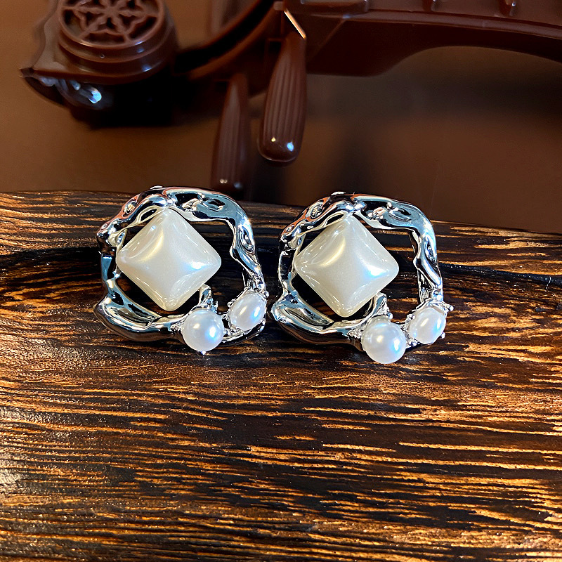 Retro Irregular Golden Stud Earrings For Women In Copper With Electroplated Finish And Pearl Inlay 4