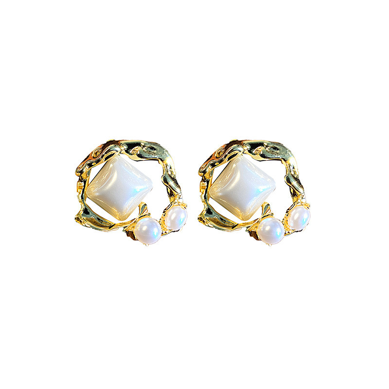 Retro Irregular Golden Stud Earrings For Women In Copper With Electroplated Finish And Pearl Inlay 5