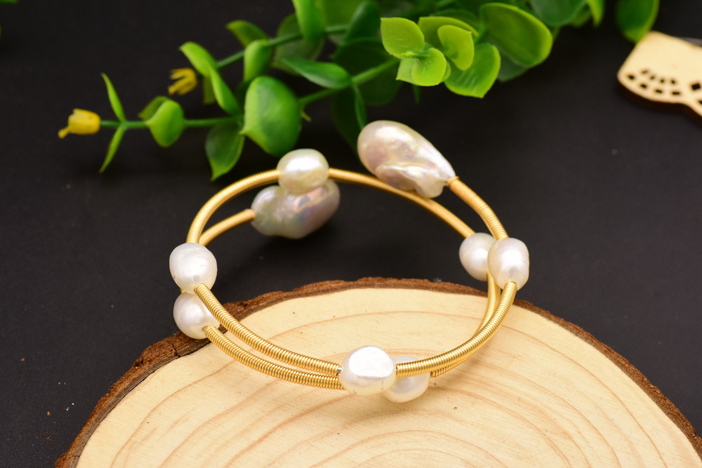 Solid Color Freshwater Pearl Bracelet For Women Featuring 18K Gold Plated Design With Pearl Inlay 3