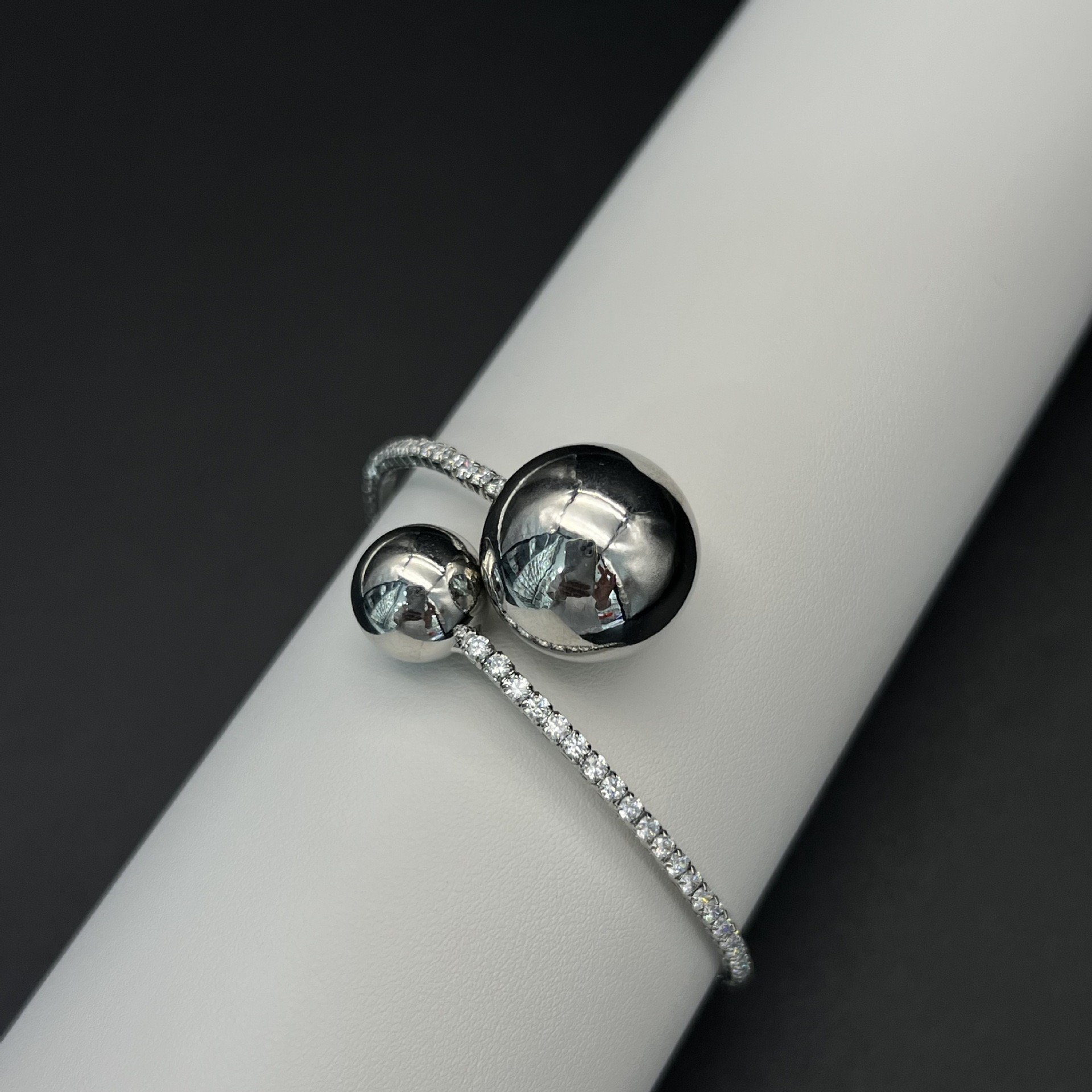 Round Claw Setting Bangle For Women In Copper With Zircon Inlay And 0.03µm Water Plating Finish 3