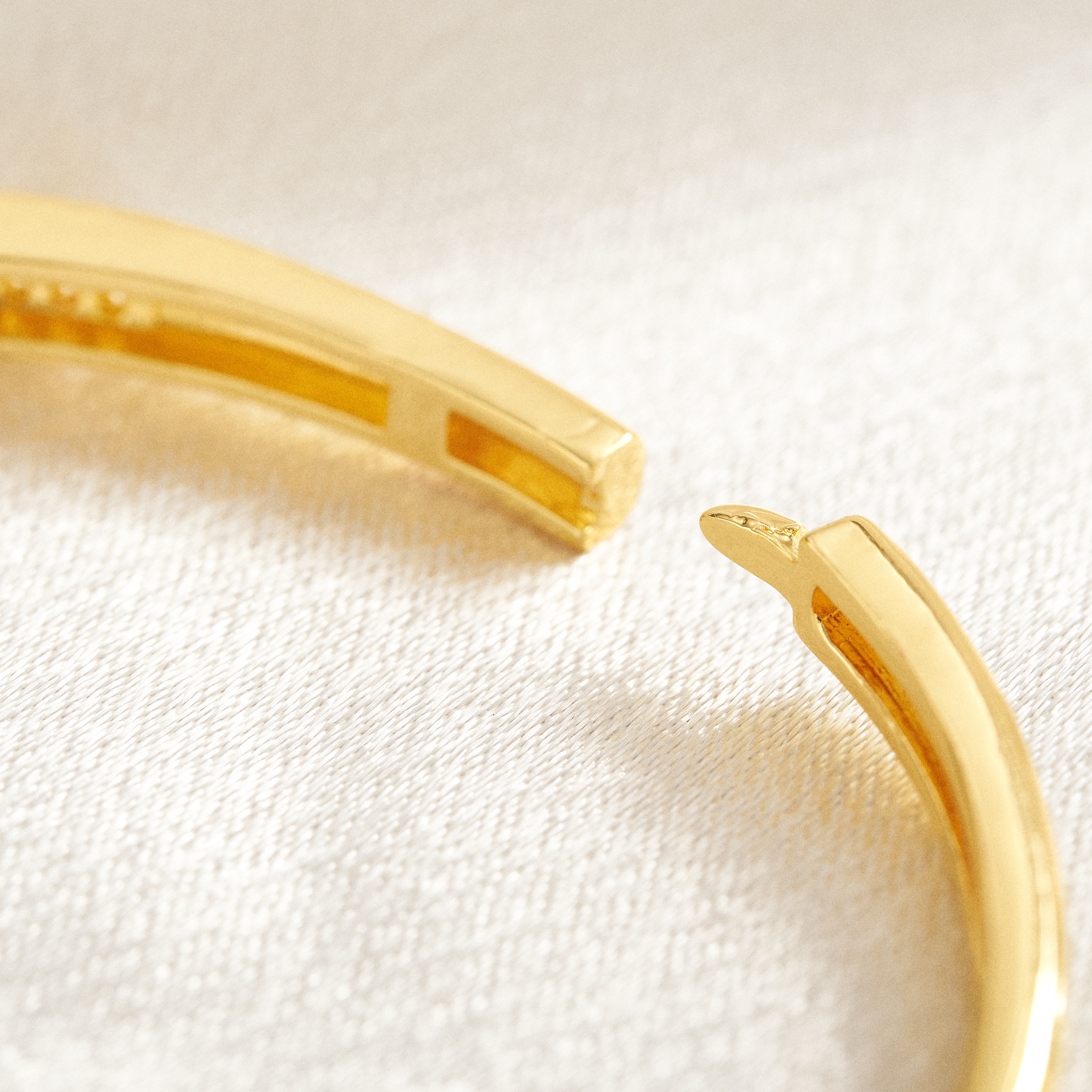 Round Electroplated Bangle For Women In Copper With 18K Real Gold Water Plating And Zircon Inlay 3